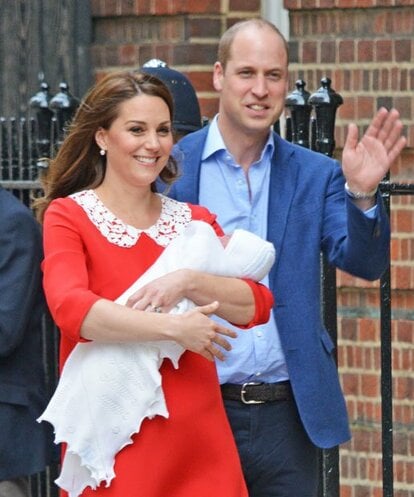 ルイ王子を報道陣らにお披露目するウィリアム王子とキャサリン妃（ｃ）朝日新聞社