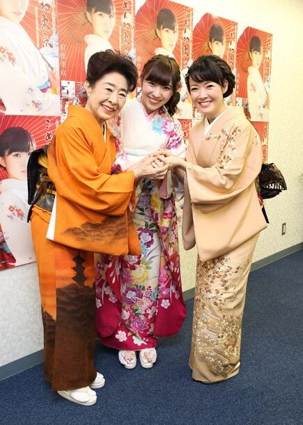 AKB48岩佐美咲 中村玉緒/田川寿美と海老好き3世代で握手「演歌を本気でやっている」
