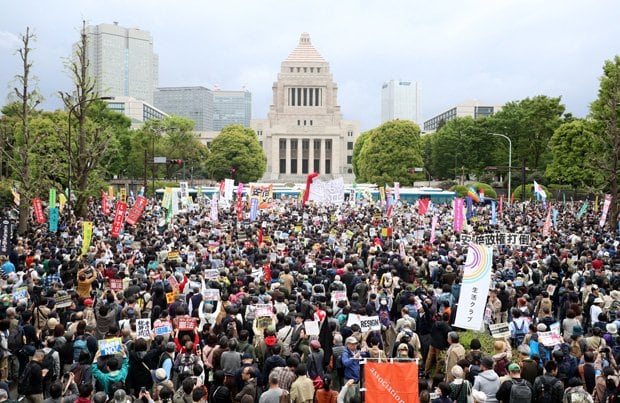 国会前で抗議の声を上げる人たち　（ｃ）朝日新聞社