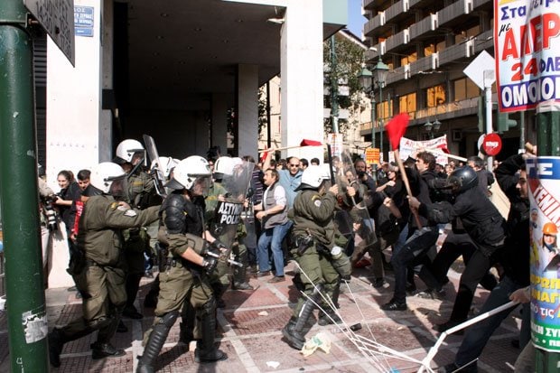 財政危機のギリシャではデモ参加者の一部が暴徒化した　（c）朝日新聞社　＠＠写禁