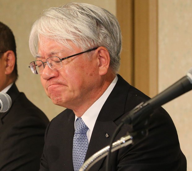 神戸製鋼の川崎会長兼社長の険しい表情が、暗雲漂う名門企業の行く末を物語っている（ｃ）朝日新聞社