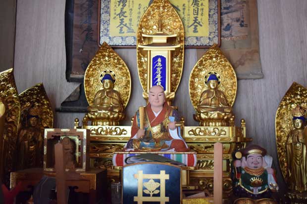 浄蓮寺にある日蓮上人像は金井さんと顔がそっくりだった。「２０年ほど前、京都の仏具店に発注しました。毎日魂を込めて、お経を上げています」（金井さん）