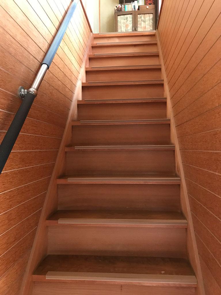 Ｍさん宅の階段。手すりと階段に滑り止めを設置し、転倒を予防