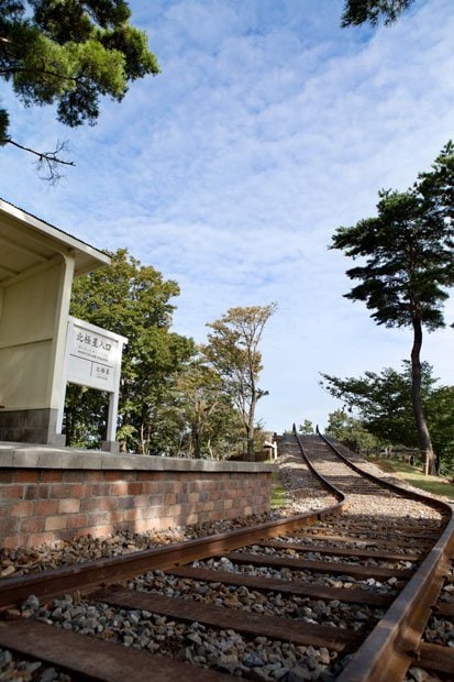 実際に能勢電鉄の線路を敷いている社員が日々駆け付けて、今夏の猛暑の中、完成させた（撮影／写真部・岡田晃奈）