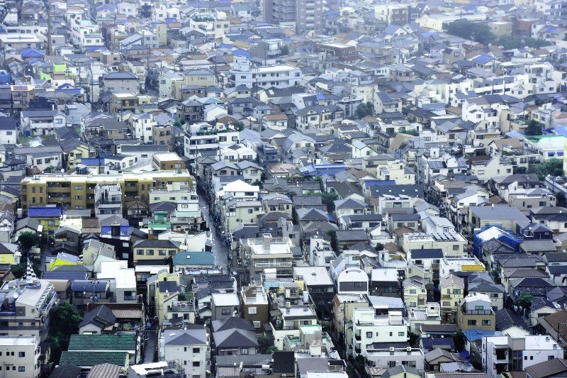 建造物がひしめく都心の住宅地。大地震の備えは大丈夫か＝２０１６年、東京都東部／大宮仁撮影