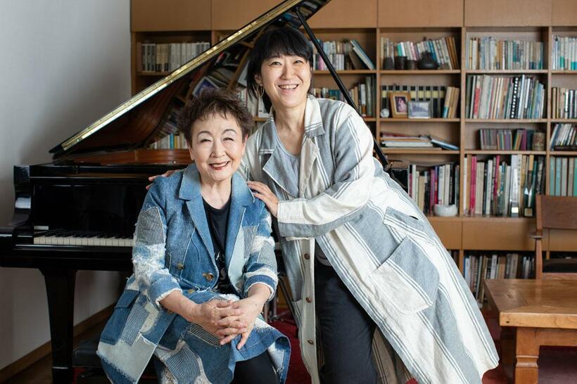 大宮エリーさんと加藤登紀子さん(撮影／大野洋介)