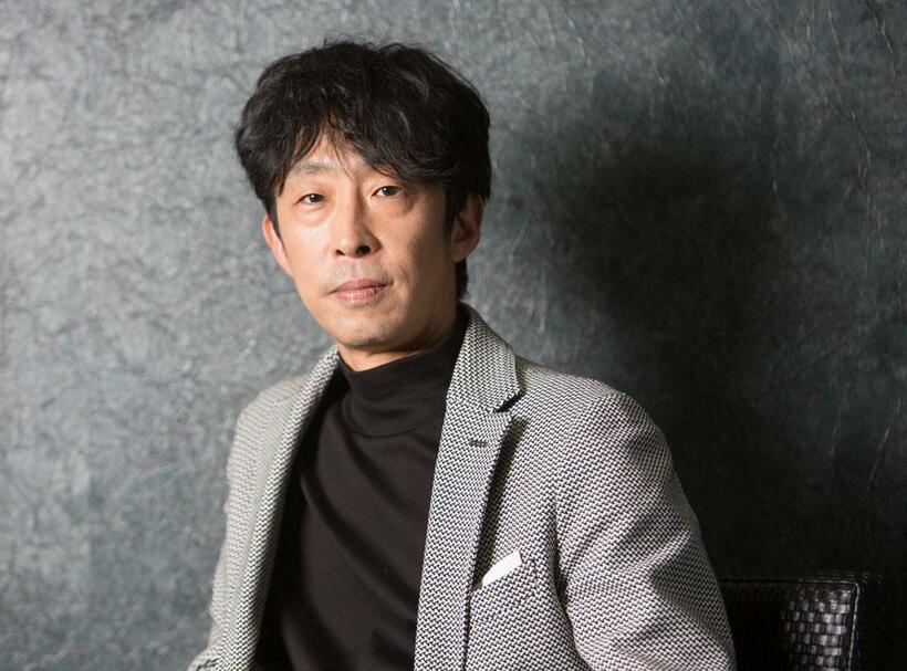 北村有起哉（きたむらゆきや）／　1974年生まれ。東京都出身。98年に今村昌平監督「カンゾー先生」で映画デビュー。映画、ドラマ、舞台など幅広く活躍。近年の主な映画出演作は、「ヤクザと家族 The Family」（2021年、藤井道人監督）、「すばらしき世界」（21年、西川美和監督）など。公開待機作に「探偵マリコの生涯で一番悲惨な日」（23年、内田英治・片山慎三監督）、「有り、触れた、未来」（23年、山本透監督）。（撮影／写真映像部・高橋奈緒　ヘアメイク／石邑麻由　スタイリスト／吉田幸弘）
