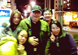 新年会にて、睦月影郎さんや作家仲間のみなさんらと。写真がブレていますが、ご容赦ください