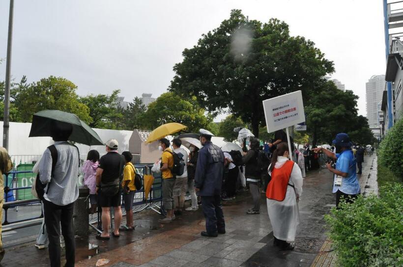 トライアスロン女子のレースは雨にもかかわらず沿道に多くの観客がいた（撮影／編集部・深澤友紀）