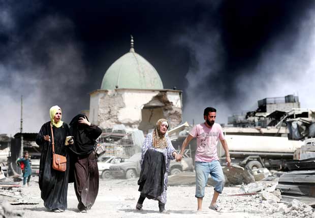 有志連合軍によるＩＳ制圧作戦が続くイラク・モスル。ＩＳが爆破したヌーリ・モスクの敷地には、「人間の盾」にされた住民が次々と避難してきた　（ｃ）朝日新聞社