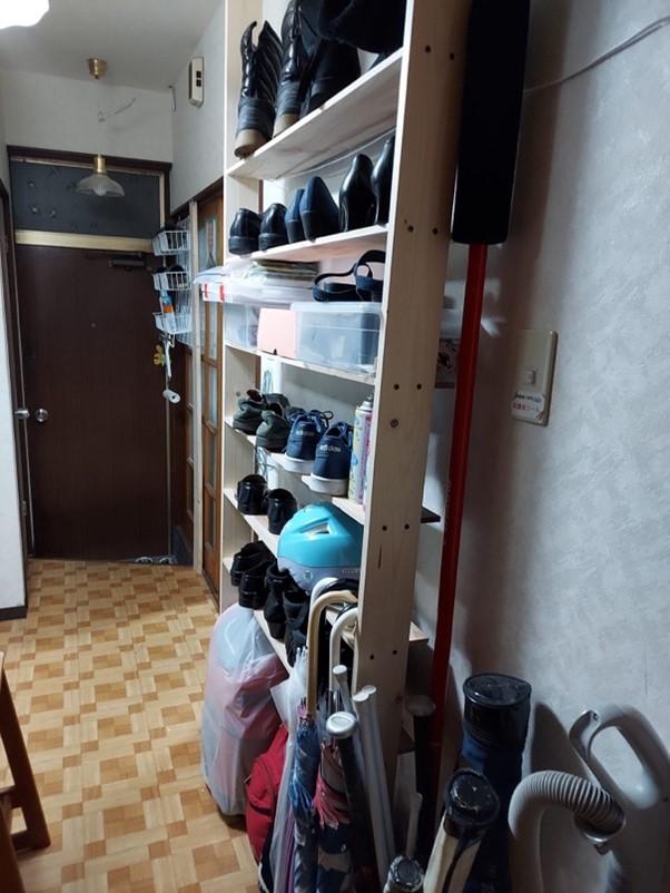 夫と靴を置く棚を作ったら、ドアを開けるだけで感じていたストレスがなくなりました／After