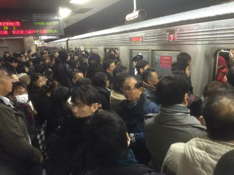 混雑する東京メトロ半蔵門線渋谷駅のホーム