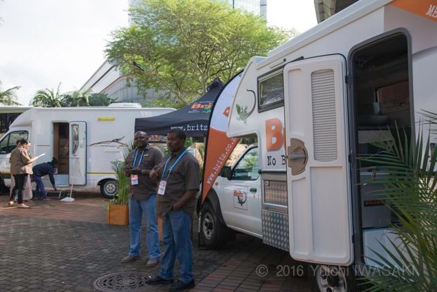 会場の外には、キャンプカーやサファリ用車両など、アフリカ観光に特化した大型設備の展示が並ぶ。（ダーバンICC・南アフリカ　2016年／Durban ICC,South Africa 2016）