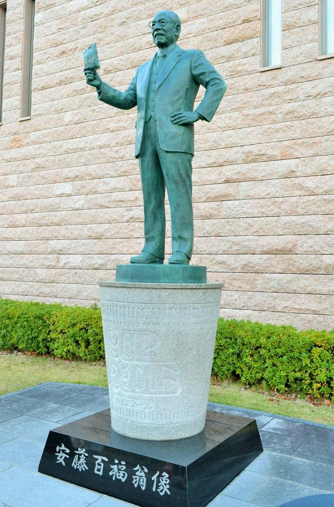 「カップヌードルミュージアム大阪池田」前に建つ安藤百福翁像。百福の手にはチキンラーメンが
