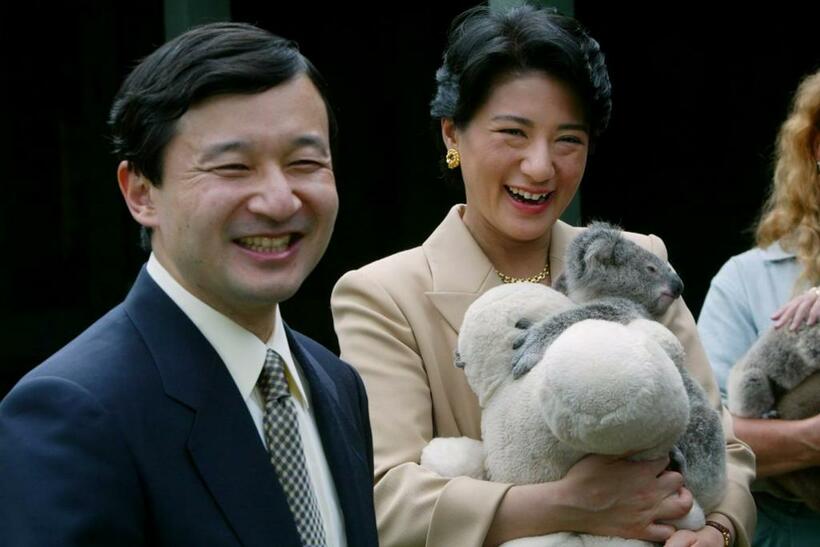 ２００２年オーストラリアタロンガ動物園でコアラを抱っこ。思わず笑みがこぼれる皇太子さまと雅子さま。ニュージーランド、オーストラリア訪問の旅