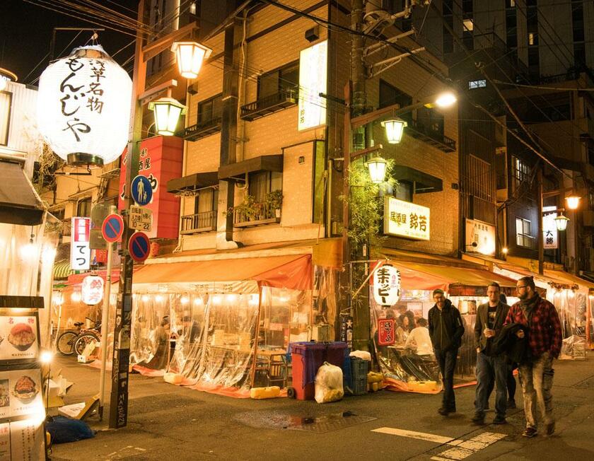 浅草ホッピー通り／台東区。「浅草寺」の西側にある飲食店街。大衆酒場が軒を連ね、昼から酒好きが集まる。かつては「おじさんの聖地」だったが、いまや若年層や海外からの旅行客でごった返している（撮影／写真部・馬場岳人）