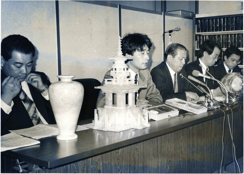 1987年、霊感商法で売られていた壺、多宝塔などを公表する「霊感商法被害救済担当弁護士連絡会(代表世話人、伊藤和夫弁護士)のメンバー