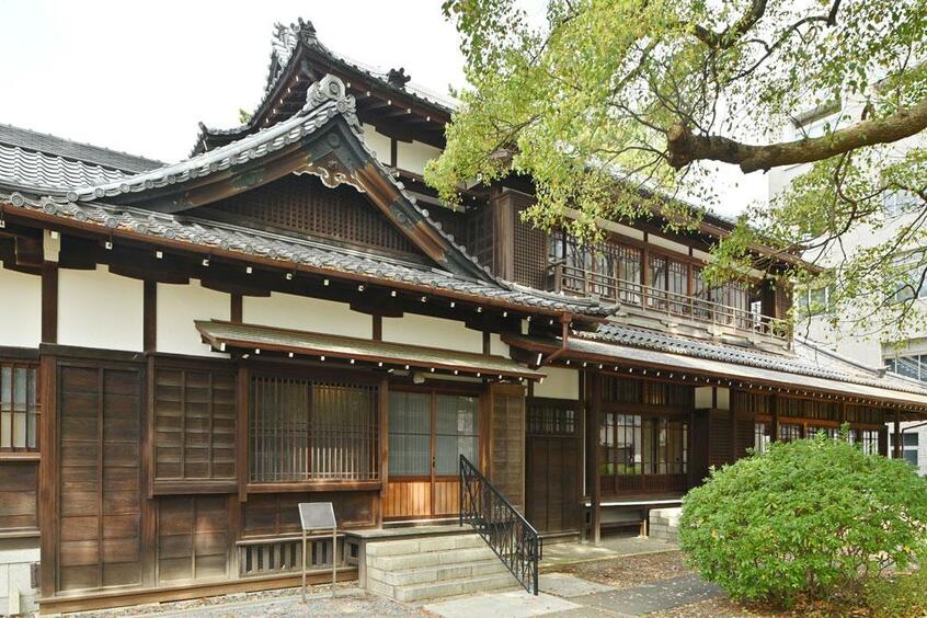 入母屋造一部切妻造の御常御殿。建築面積は420平方メートル。大正7年竣工の西洋館が翌年に焼失したので、大正13年に跡地に建てられた。昭和24(1949)年に現在の位置に曳家移築 (撮影/写真映像部・東川哲也)