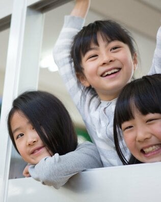 学童の熱中症対策が、十数年前と比べて「劇的」に改善した理由とは？　専門家に聞く
