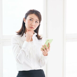 「くわしくはWEBで」が気になる理由は? 行動経済学で「途中までしかわからないモヤモヤ」の心理を解説