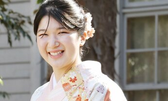 愛子さま「古典の才女」への出発点は「この玩具」? 「パパ」の声をキャッチして、夢中で手を伸ばした絵札…「遊び上手な」天皇ご一家