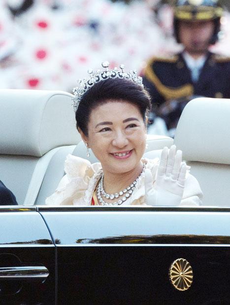 皇后雅子さまは即位パレードで終始笑みを絶やさず、沿道からの歓声にオープンカーから手を振って応えた／11月10日、赤坂御所前で（撮影／写真部・小山幸佑）