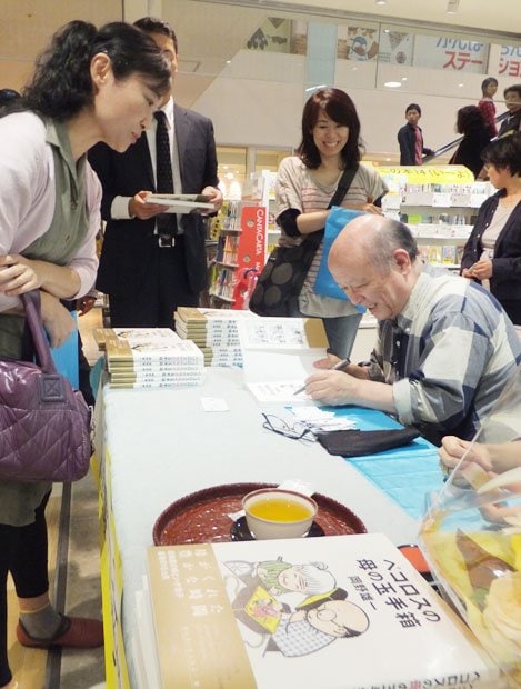 １０月２６日に長崎で開催されたサイン会の様子。作者の岡野さんは、訪れてくれた一人ひとりにイラストやメッセージを寄せた