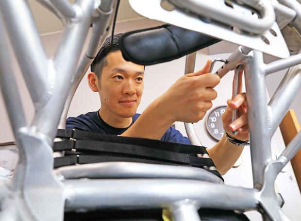 【選手の理想かなえる「整備の神様」】車いすラグビーメカニック 三山 慧さん(33)/激しいぶつかり合いから、別名「マーダーボール(殺人球技)」とも呼ばれる車いすラグビーで、選手たちの足となる車体の整備や修理を行う(撮影/写真部・松永卓也)