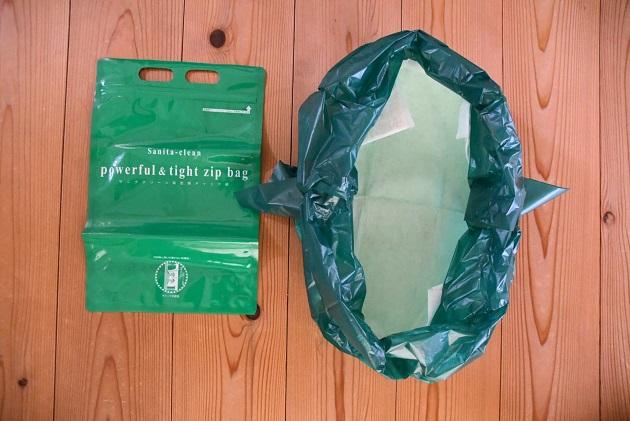 パッケージを開けて使えるように準備した状態。このタイプは洋式便座にかぶせることもできるし、和式状にもできる優れもの(撮影・堀中里香)