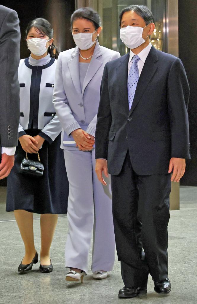 11月24日、東京国立博物館に到着した天皇陛下と雅子さまと愛子さま