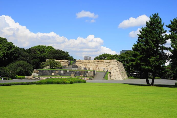 皇居東御苑には、かつての江戸城本丸の天守跡も