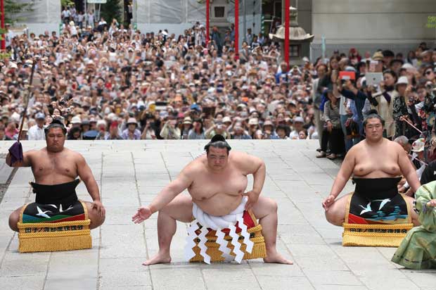 富岡八幡宮で土俵入りする稀勢の里（中央）＝サンスポ代表撮影