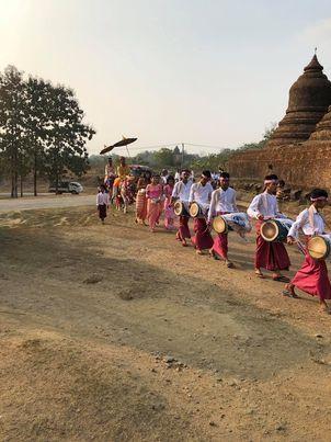 ミャンマーのラカイン州の結婚式。祝いごとだが、音が村に鳴り響く（撮影・Hla Shwe）