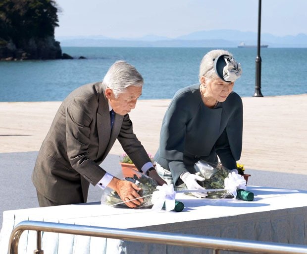 水俣病慰霊の碑に白菊をたむける両陛下　（c）朝日新聞社　＠＠写禁