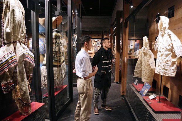 北海道網走市の道立北方民族博物館で、アイヌ民族の文化に触れる。オリジナリティーある柄や染色、生地などの機能性やファッション性を学んだ（撮影／たかはしじゅんいち）
