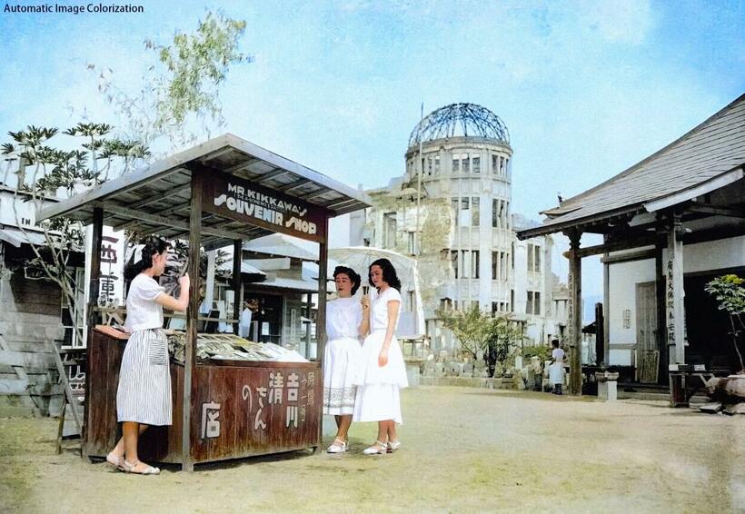 1951年8月3日、原爆投下6年後に広島で撮影された「原爆一号・吉川清さんの店」。吉川氏は土産物屋を営みつつ，客に請われればケロイドに覆われた背中を見せ，原爆の被害を訴えた＝渡邉英徳さん提供