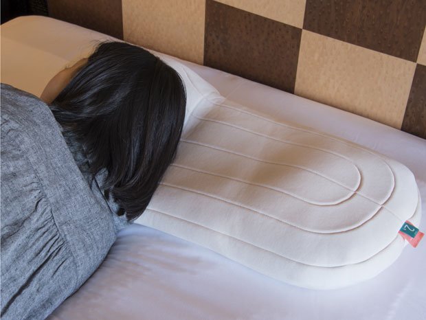 入眠時に横向きの人用の枕（撮影／外山亮一・スタジオ・テンフォー）