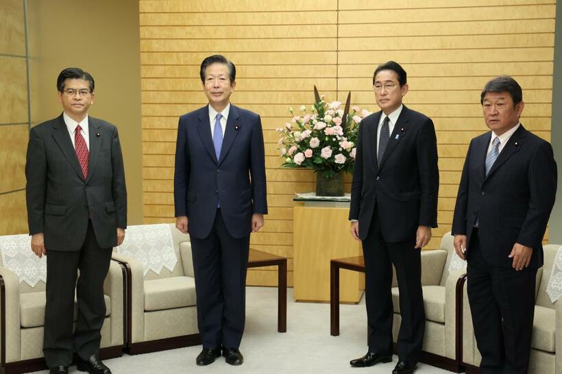 悪質献金などの被害救済に関する会談に臨む岸田文雄首相（中央右）と公明党の山口那津男代表（同左）