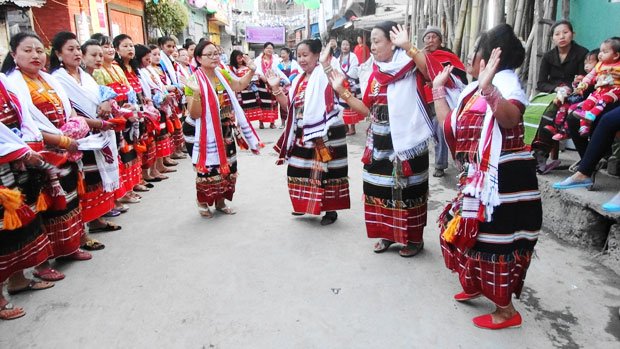 インパール　　ロンメイ・ナガ族のガーン・ナイ祭。毎年乾季の農閑期に五日間開催される。三日目の今日は、年長の女性が村の中で長老に昇進したことを祝い、既婚女性が踊りを捧げる