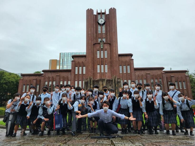 大宮開成では卒業生を積極的に訪問。この日は東大の研究室なども案内してもらった。「卒業生と在校生が触れ合う貴重な機会」と渡邉さん（写真／同校提供）