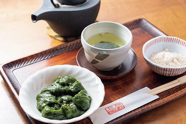 茶香房 長竹／唐澤さんいわく「京都のお茶をしっかり味わうならここ」。抹茶わらびもちは、上品なほろ苦さとなめらかな口当たりが格別。1500円のセットでは好きなお茶を選べる