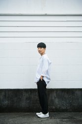 星野源（ほしの・げん）：１９８１年生まれ。音楽家・俳優・文筆家。新曲「Ｆａｍｉｌｙ　Ｓｏｎｇ」は８月１６日に発売予定。ＬＩＶＥ　ＴＯＵＲ　２０１７「Ｃｏｎｔｉｎｕｅｓ」開催中。９月９、１０日はさいたまスーパーアリーナで公演予定／ヘアメイク　竹内未夢（ヴァニテ）／スタイリング　ＴＥＰＰＥＩ／衣装協力　ＳＥＮＳＥ　ＯＦ　ＰＬＡＣＥ　ｂｙ　ＵＲＢＡＮ　ＲＥＳＥＡＲＣＨ（シャツ）、ＵＲＢＡＮ　ＲＥＳＥＡＲＣＨ　ｉＤ（スラックス）（撮影／平野太呂）