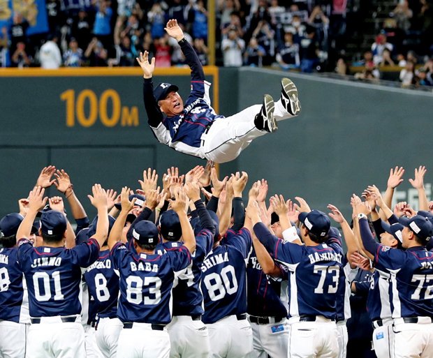 胴上げされる西武の辻監督　（ｃ）朝日新聞社