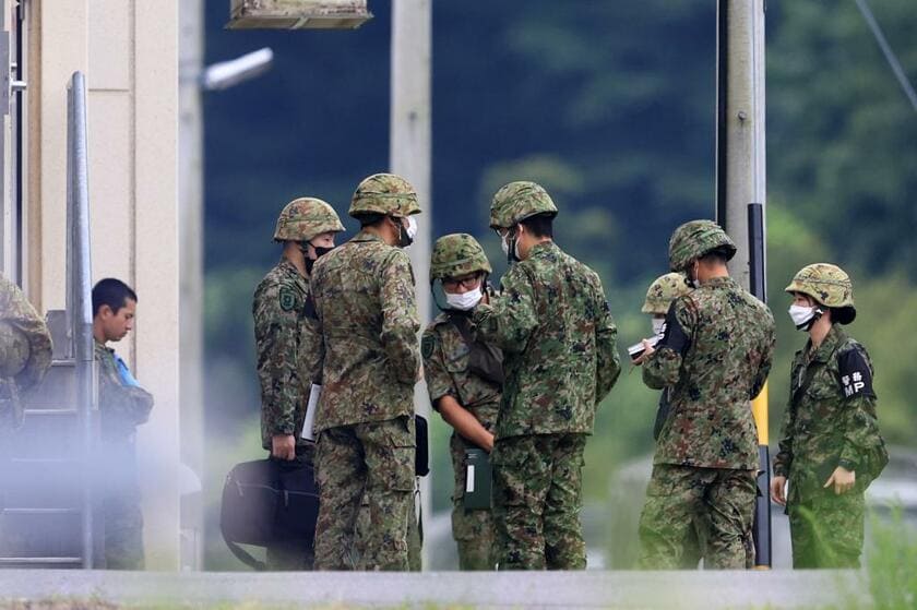 自衛官候補生による発砲が起きた陸上自衛隊日野基本射撃場。出入り口に集まる隊員たち＝２０２３年６月１４日、岐阜市