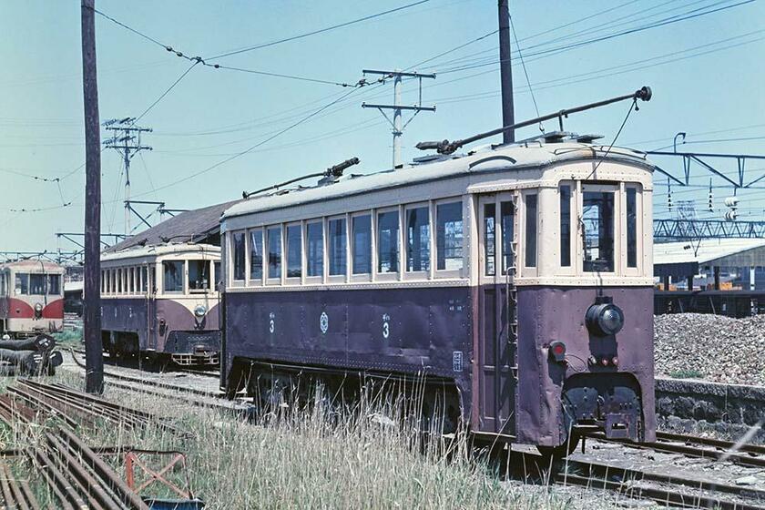 花巻駅構内で休む花巻電鉄鉛線デハ3は「馬面電車」の愛称で親しまれた。晩年は予備役で、左後方に写っている花巻温泉線からの転入車が主力だった。（撮影／諸河久：1969年5月5日）
