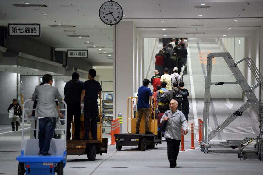 11日の開場にむけてターレーの動線などを確認する市場関係者 (c)朝日新聞社