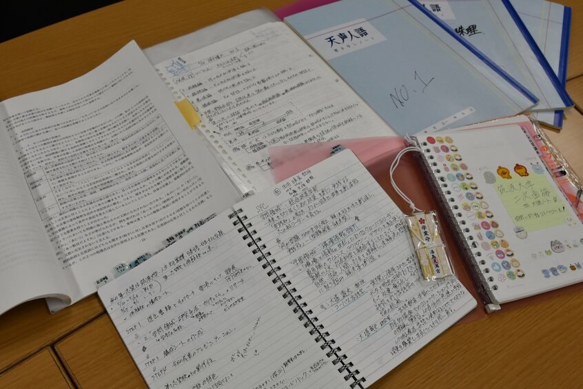 スイッチが入ってからの集中力は両親が思わず心配してしまうほどだった。研究は父親の助言ももらい、時には議論も交えながら進めた