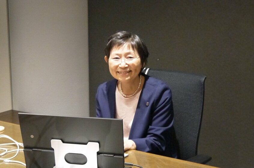 役員フロアにある自室のデスクに座る仲真紀子さん