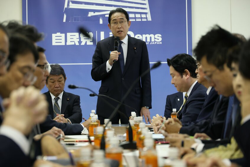 全ての所属議員が参加できる自民党政治刷新本部会合で発言する岸田文雄首相（中央）＝2024年1月23日午後、東京・永田町の党本部