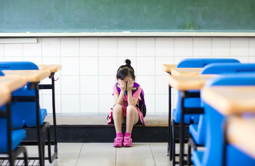 「クラスで一人ぼっちでいるのが苦痛」という女の子に、小島よしおが提案するのは？（※写真はイメージです／GettyImages）